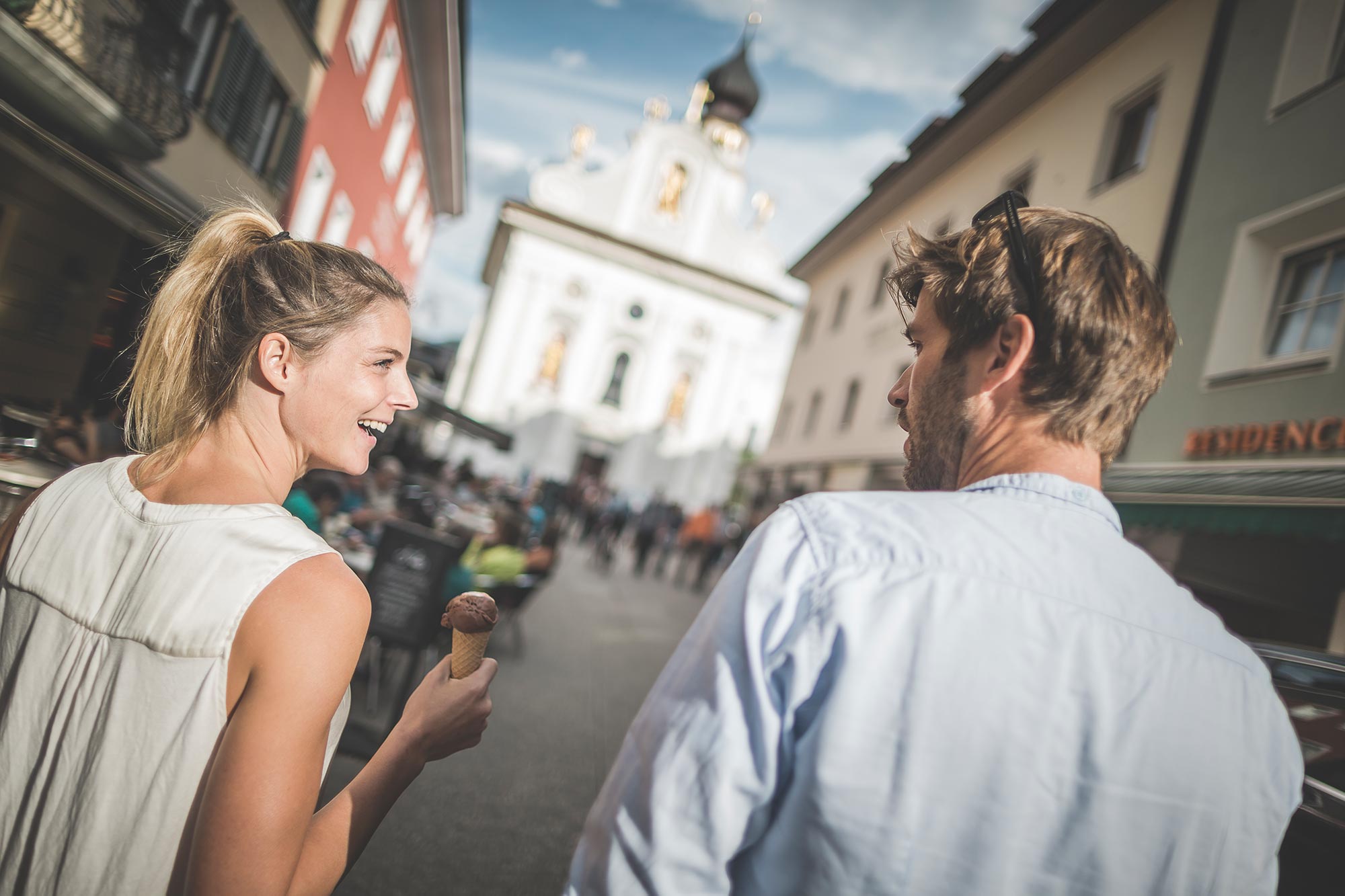 <span><b>Pleasantly close</b><br>
to the centre of San Candido & the cable car<br>
<a class="button" href="/en/booking/">Book now</a></span>